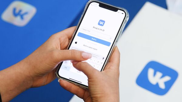 Страница социальной сети Вконтакте на экране смартфона - Sputnik Беларусь