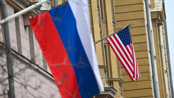 Государственные флаги РФ и США - Sputnik Беларусь