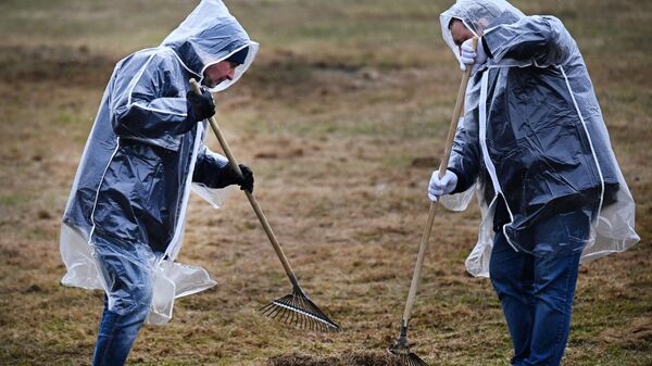 Участники субботника убирают территорию парка  - Sputnik Беларусь