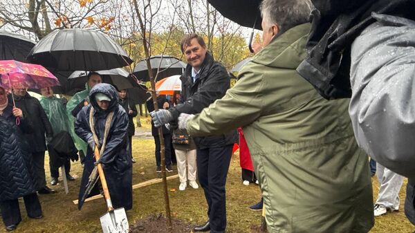 Максим Рыженков на месте закладки аллеи - Sputnik Беларусь