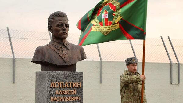 Памятник герою Советского Союза Алексею Лопатину открыли в Беларуси - Sputnik Беларусь