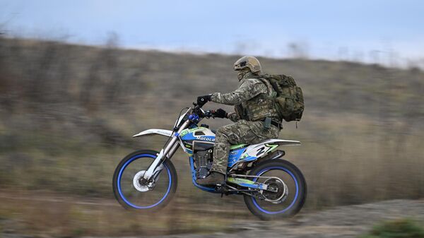 Военнослужащий на тренировке подразделения спецназа - Sputnik Беларусь