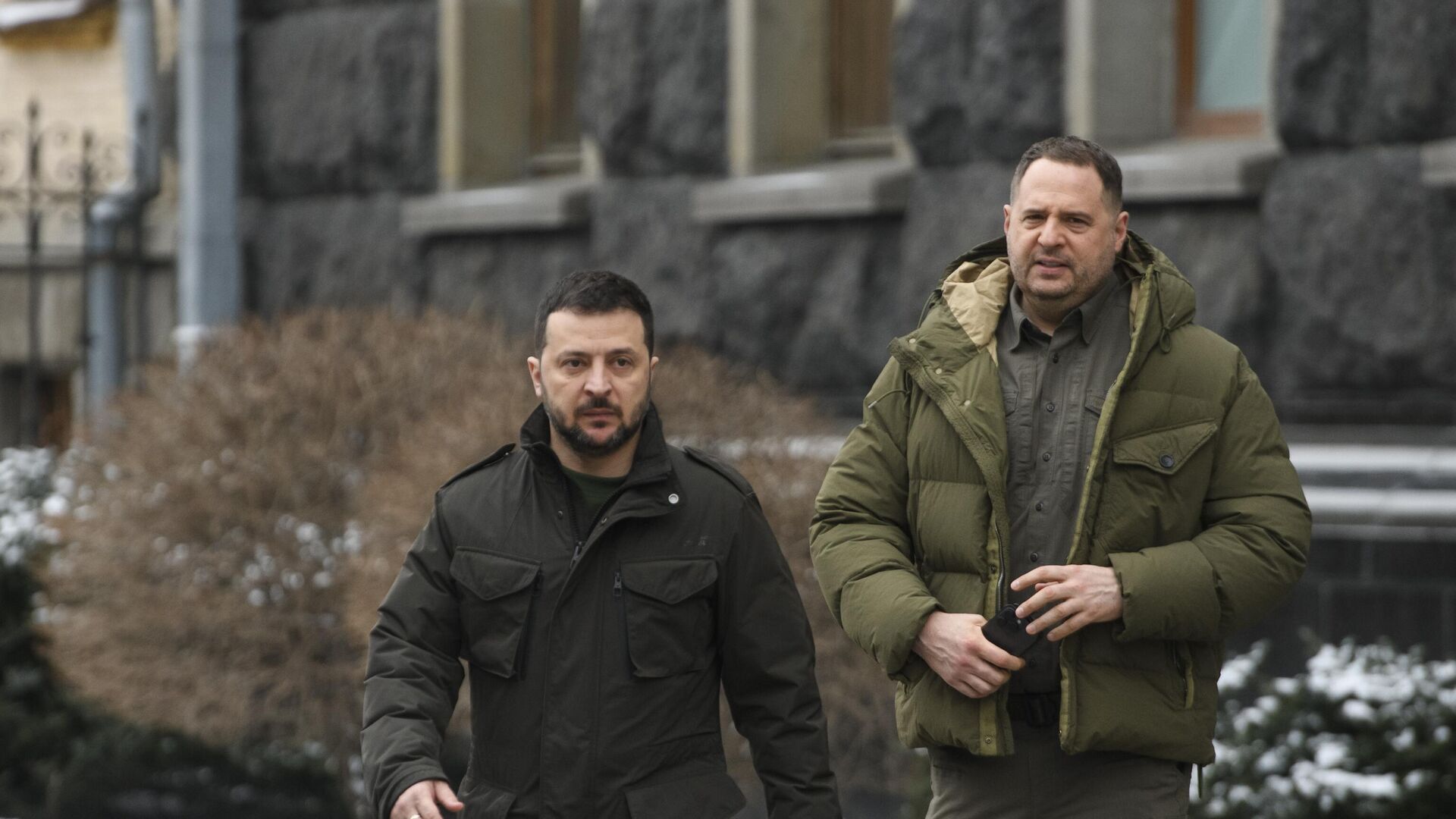 Вертолет с сотней миллиардов евро: Зеленский с Ермаком готовят побег Вертолет с сотней миллиардов евро: Зеленский с Ермаком готовят побег