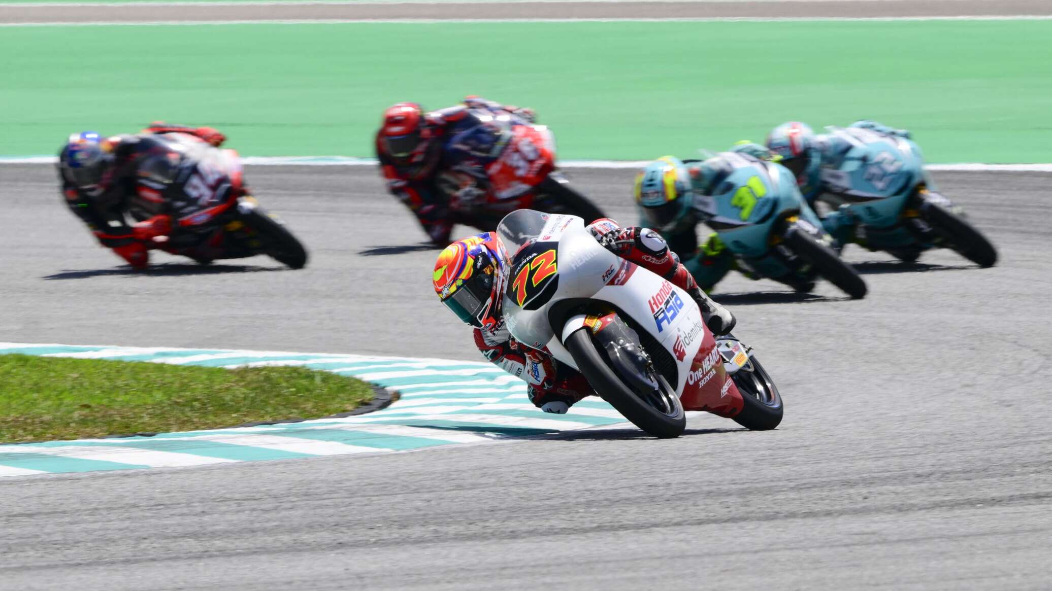 Два участника гонки Moto3 попали в больницу после столкновения Два участника гонки Moto3 попали в больницу после столкновения