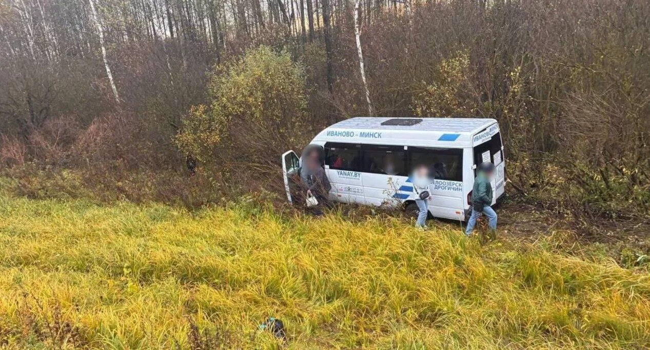 Маршрутка с 13 пассажирами попала в ДТП в Дзержинском районе, пятерых доставили в больницу