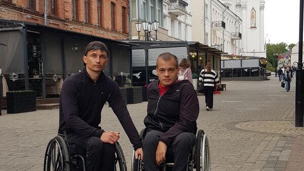 Витя и Женя в путешествии по Беларуси на колясках - Sputnik Беларусь