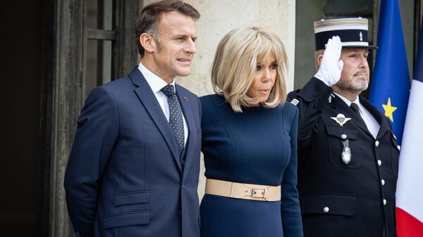 Эммануэль Макрон с супругой Брижит - Sputnik Беларусь