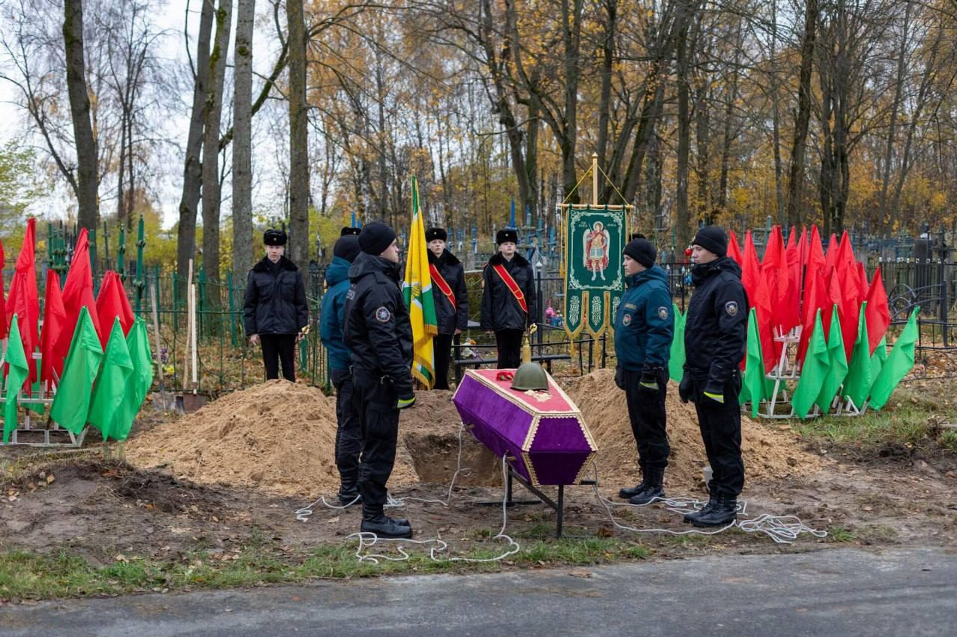 Перезахоронение останков летчика-истребителя, погибшего в марте 1943 года при защите блокадного Ленинграда  - Sputnik Беларусь, 1920, 28.10.2025