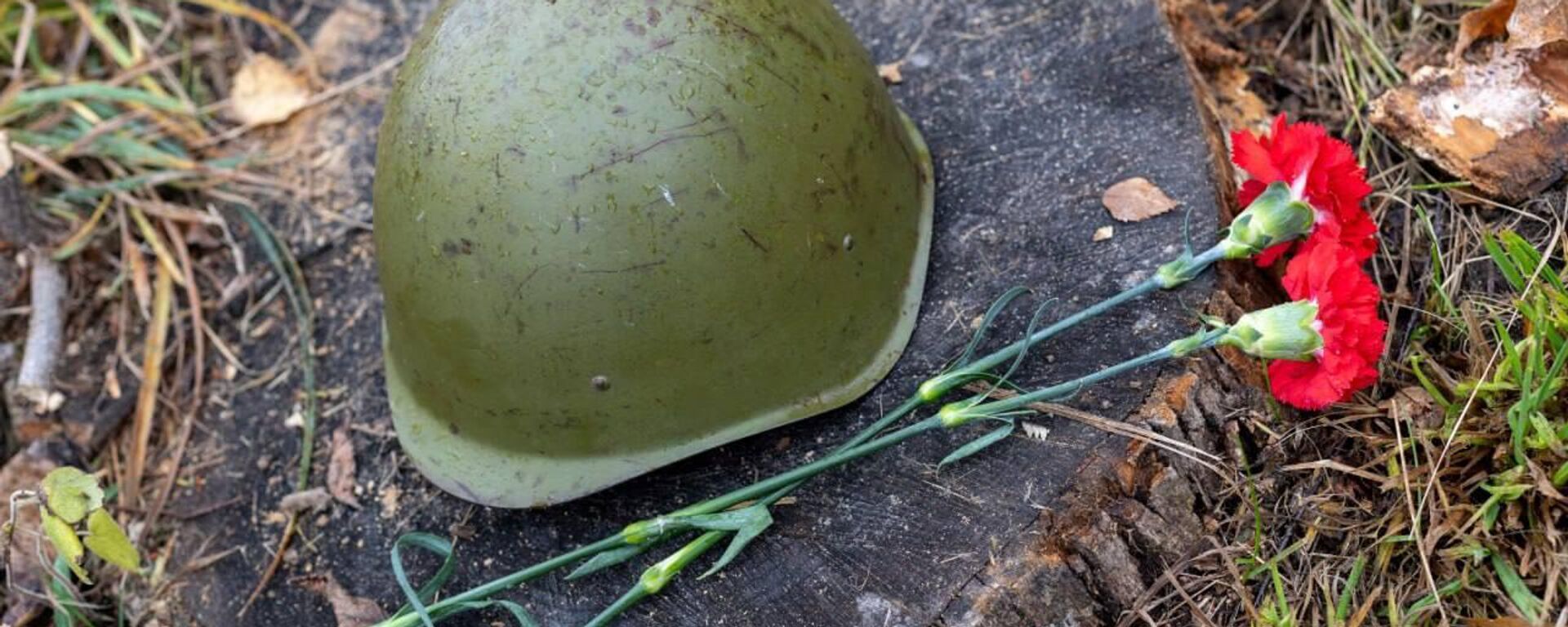 Перапахаванне астанкаў лётчыка-знішчальніка, які загінуў у сакавіку 1943 года пры абароне блакаднага Ленінграда  - Sputnik Беларусь, 1920, 28.10.2025