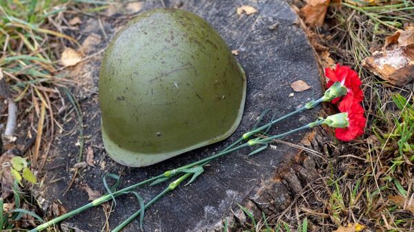 Перапахаванне астанкаў лётчыка-знішчальніка, які загінуў у сакавіку 1943 года пры абароне блакаднага Ленінграда  - Sputnik Беларусь