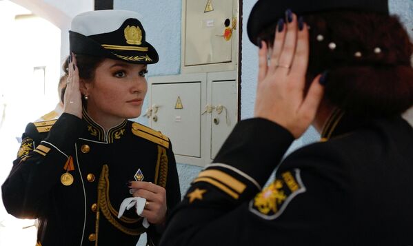 Выпускніца Балтыйскага вышэйшага ваенна-марскога вучылішча імя адмірала Ф. Ф. Ушакова (ВУНЦ ВМФ ВМА) пасля ўрачыстай цырымоніі ўручэння дыпломаў і корцікаў у Калінінградзе. - Sputnik Беларусь