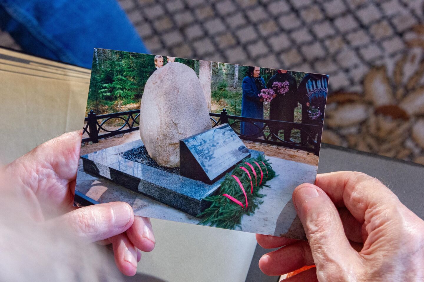 Владимир Семенович показывает свое детище, прозванное в народе Детским камнем - Sputnik Беларусь