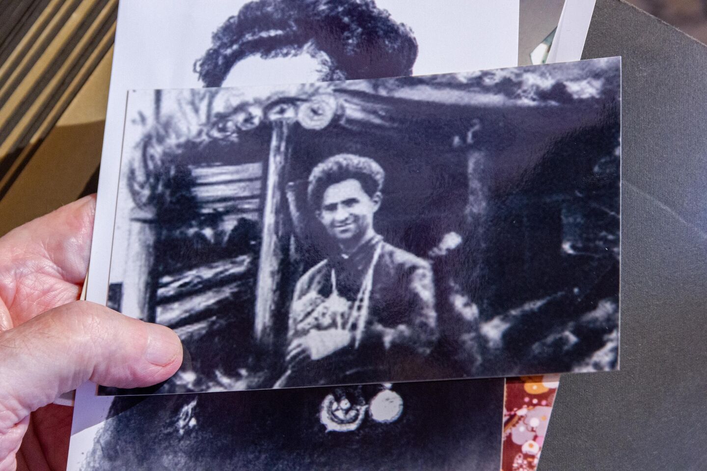 В руках у Владимира Свердлова – фото его отца Самуила в партизанском отряде - Sputnik Беларусь