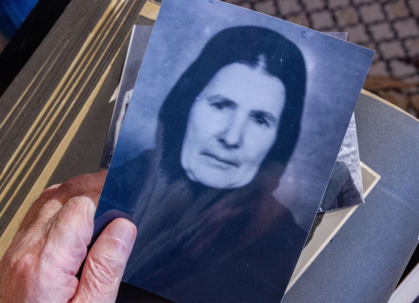 Позже Владимир Свердлов был счастлив, что ему удалось познакомить свою спасительницу, бабу Алесю, Александру Звонник, с отцом. Он специально для этого привез и отца, и женщину в Минск на своем мотоцикле и устроил им встречу - Sputnik Беларусь