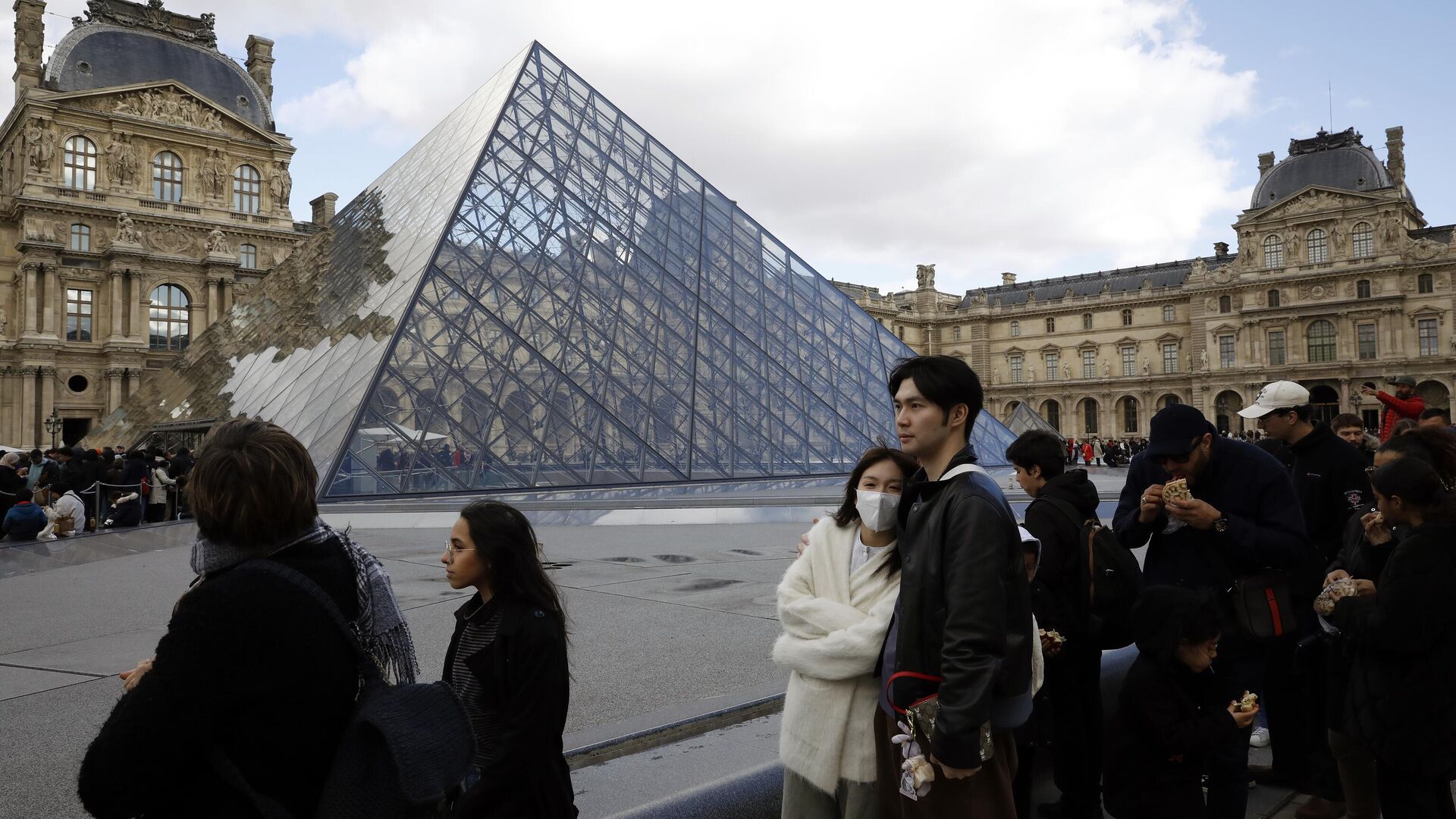 Двое задержанных по делу об ограблении Лувра частично признали вину Двое задержанных по делу об ограблении Лувра частично признали вину