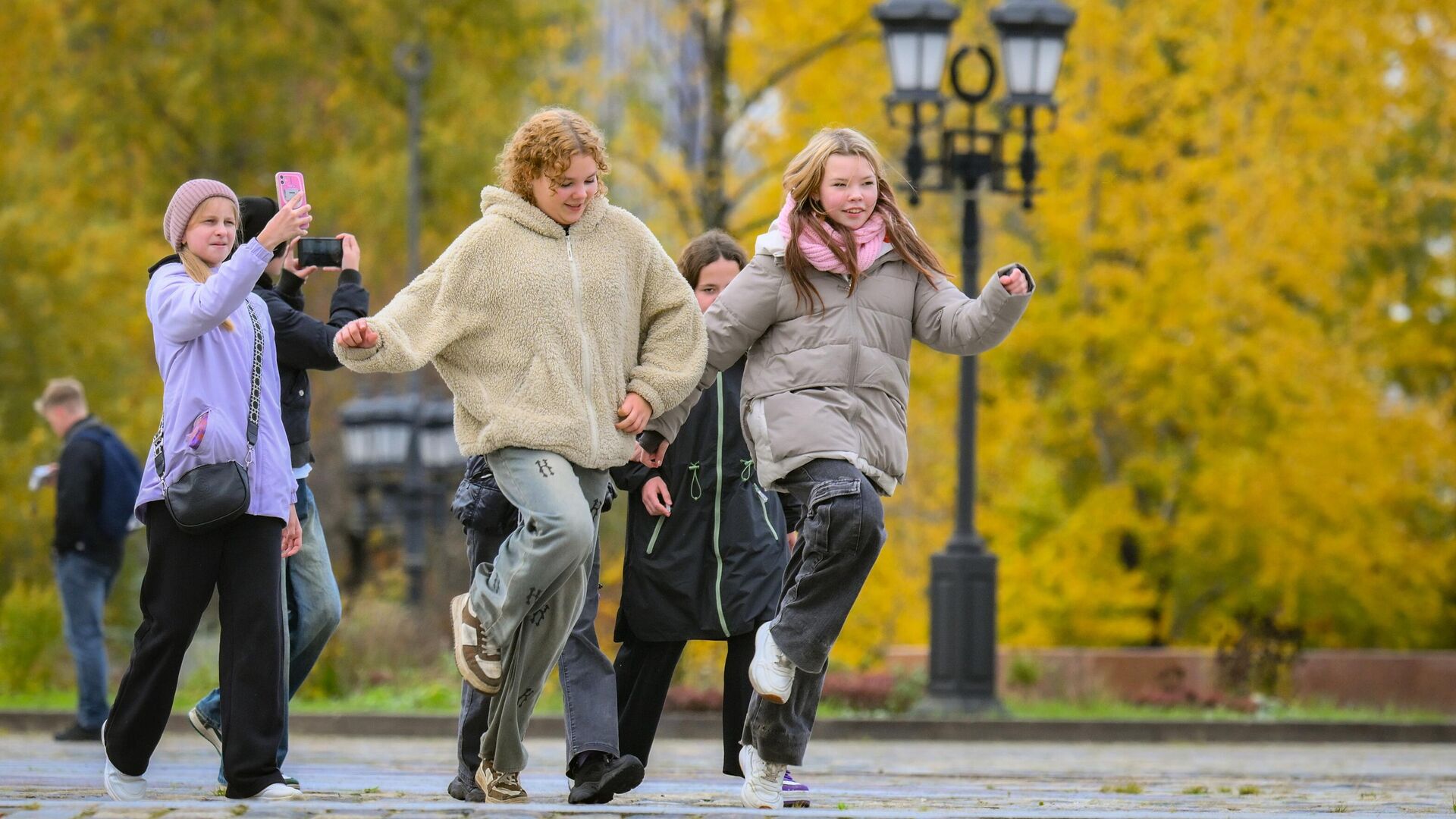 Падлеткі падчас прагулкі Падлеткі падчас прагулкі - Sputnik Беларусь, 1920, 31.10.2025