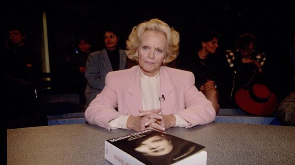 Дочь Марлен Дитрих Мария Рива с книгой о матери - Sputnik Беларусь