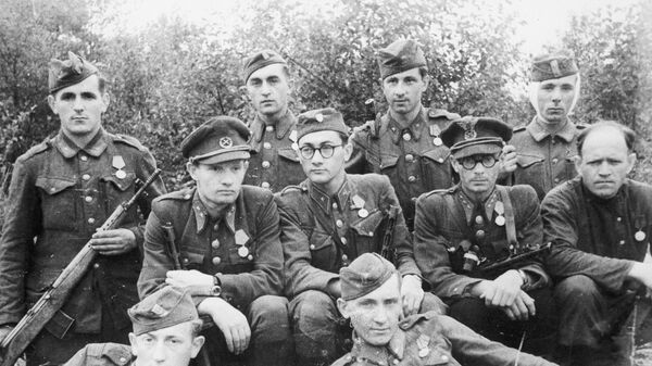 Отряд словацких солдат и офицеров, перешедших на сторону партизан. Слева направо в первом ряду: Степан Штраух и Юзеф Поклемба. Второй ряд: подпоручик Лысан Царих, поручик Катин Мишель, капитан Ян Налепка, комиссар отряда Л.К. Федоров. Третий ряд: Мартин Коросля, Юрай Пухки, Эмиль Горал и Михель Кухта - Sputnik Беларусь