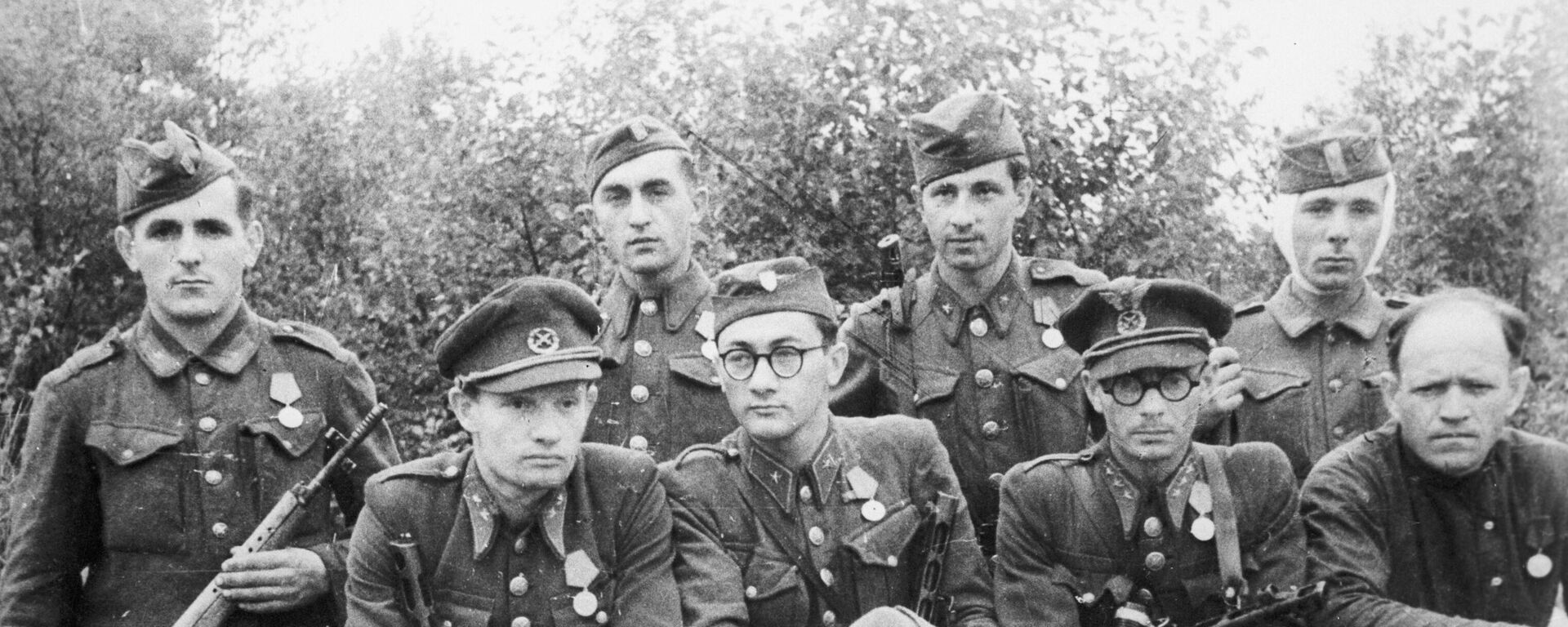 Отряд словацких солдат и офицеров, перешедших на сторону партизан. Слева направо в первом ряду: Степан Штраух и Юзеф Поклемба. Второй ряд: подпоручик Лысан Царих, поручик Катин Мишель, капитан Ян Налепка, комиссар отряда Л.К. Федоров. Третий ряд: Мартин Коросля, Юрай Пухки, Эмиль Горал и Михель Кухта - Sputnik Беларусь, 1920, 04.11.2025
