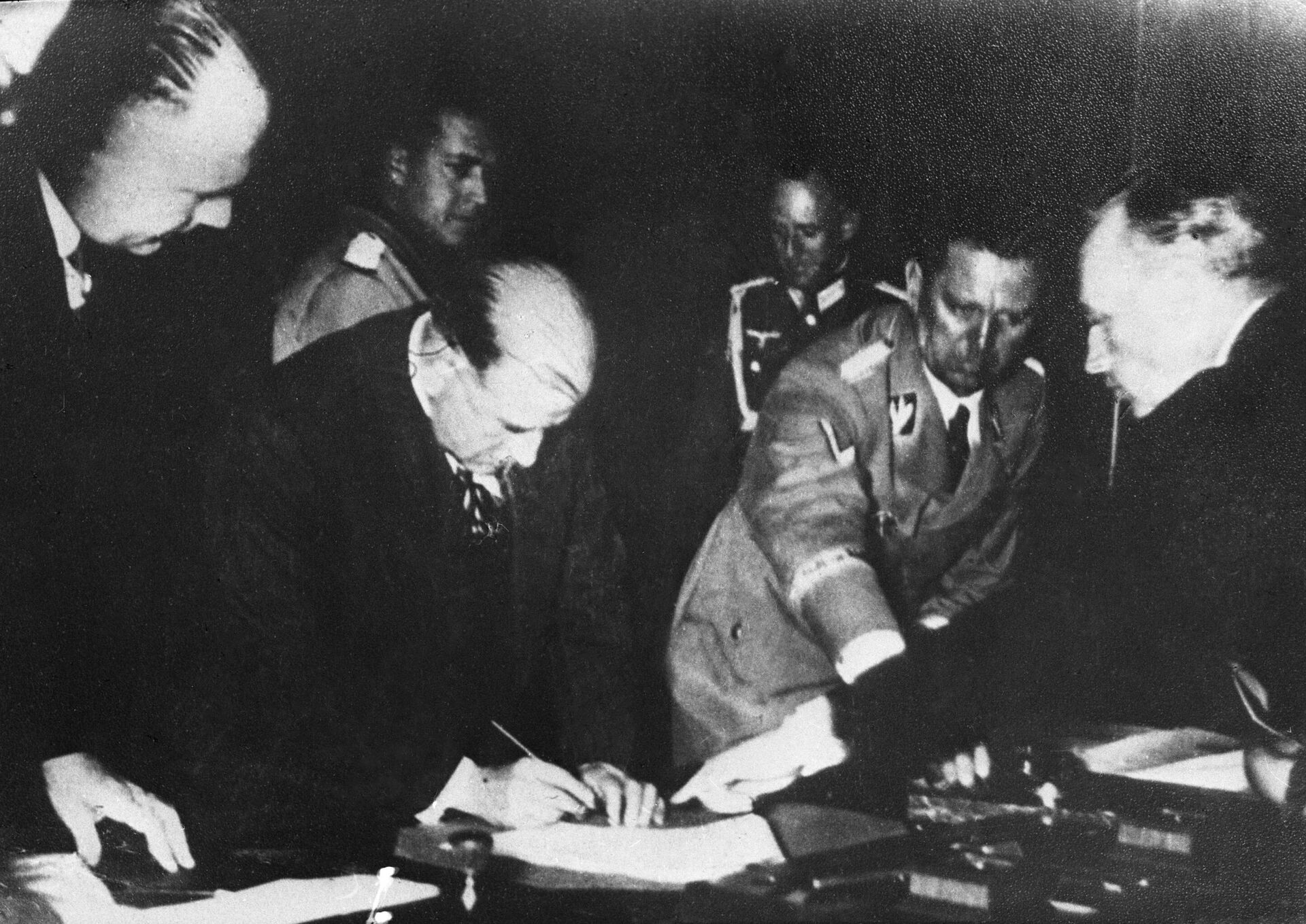 Мюнхенский сговор. 29 сентября 1938 года в Мюнхене судьбу Чехословакии решили премьер-министр Великобритании Невилл Чемберлен, премьер-министр Франции Эдуард Даладье, рейхсканцлер Германии Адольф Гитлер и премьер-министр Италии Бенито Муссолини. Мюнхенский сговор. 29 сентября 1938 года в Мюнхене судьбу Чехословакии решили премьер-министр Великобритании Невилл Чемберлен, премьер-министр Франции Эдуард Даладье, рейхсканцлер Германии Адольф Гитлер и премьер-министр Италии Бенито Муссолини. - Sputnik Беларусь, 1920, 30.10.2025