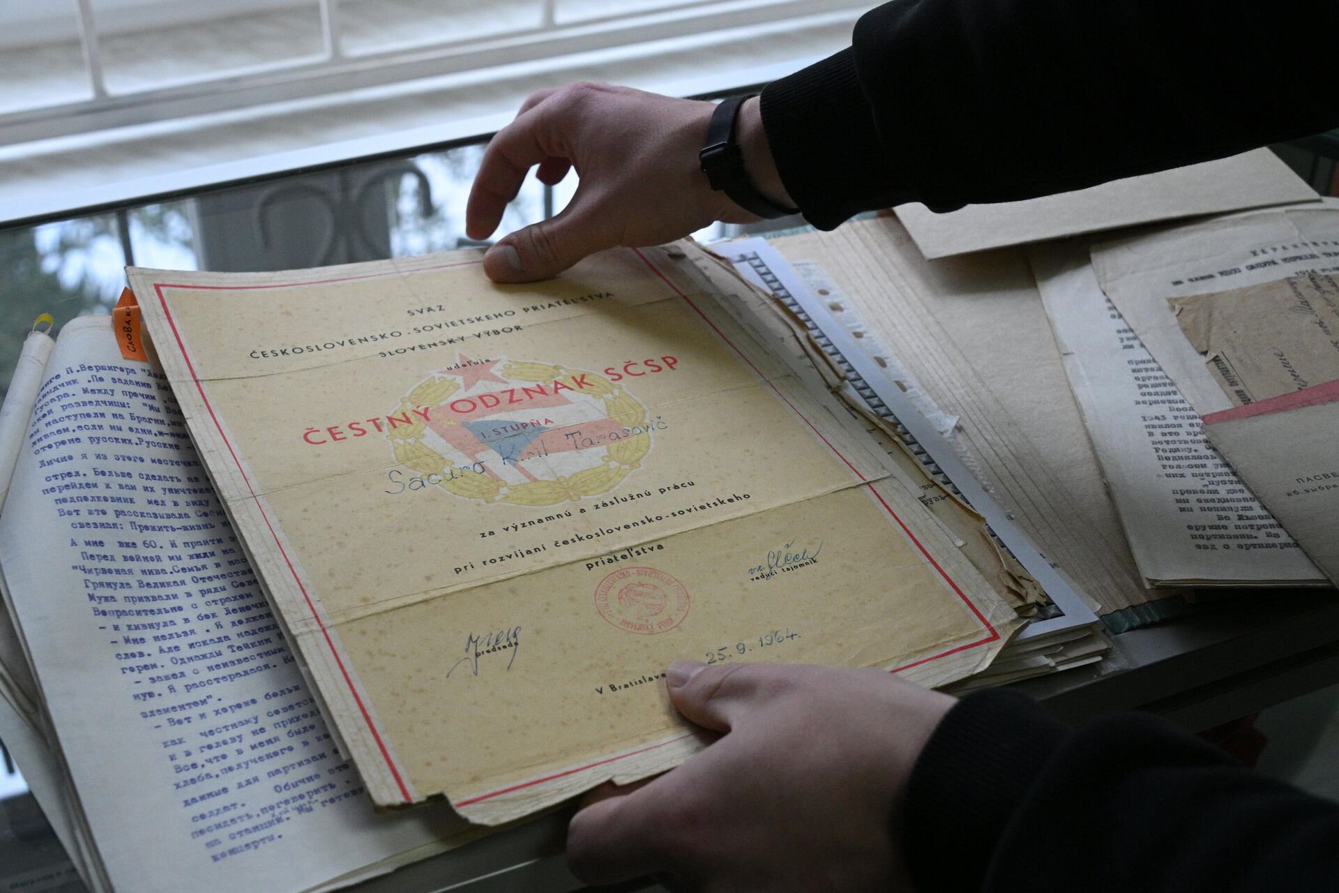 После войны словаки не только писали письма, но и награждали советских братьев по оружию грамотами После войны словаки не только писали письма, но и награждали советских братьев по оружию грамотами - Sputnik Беларусь, 1920, 30.10.2025