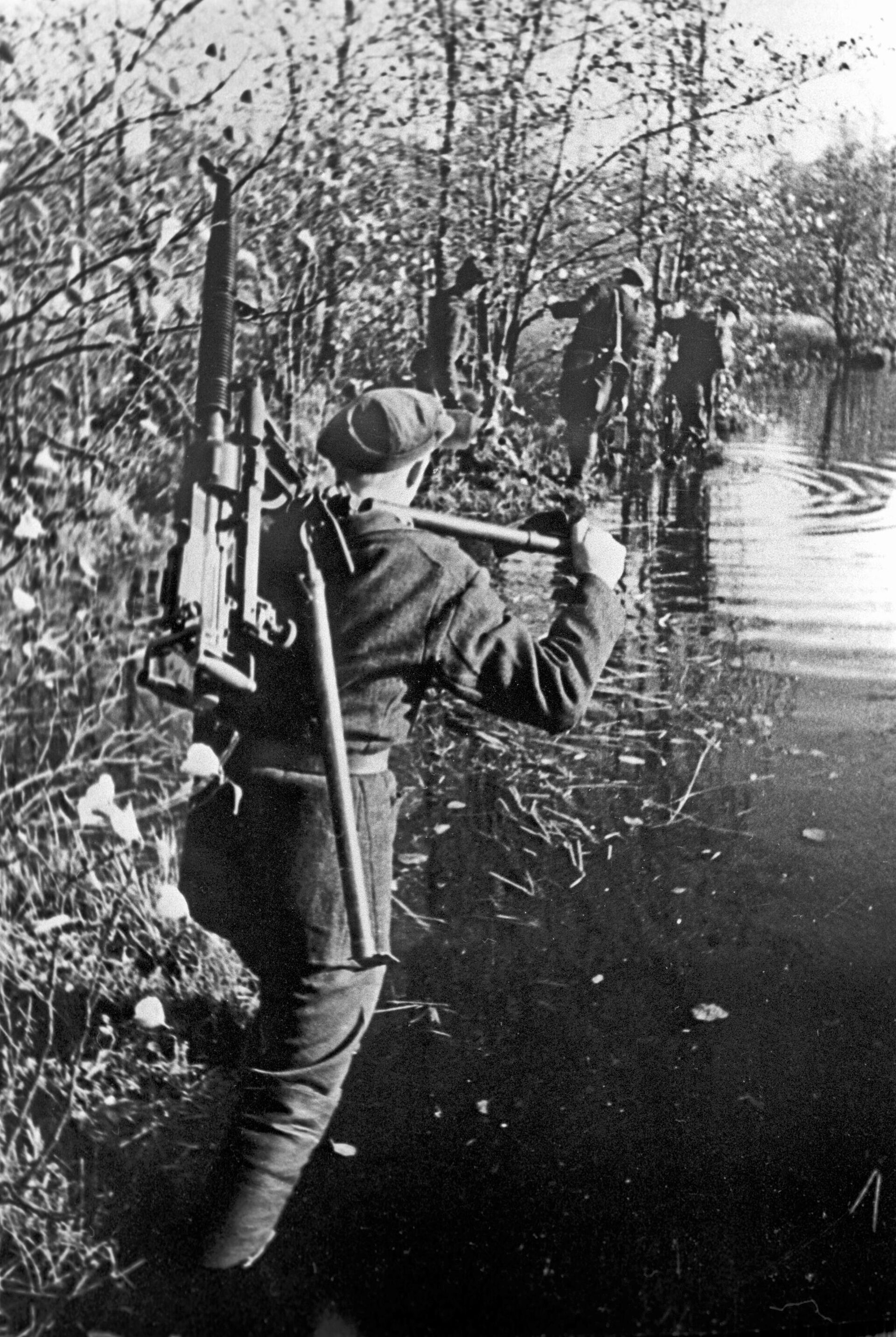 Советские партизаны на юге Беларуси идут на боевое задание Советские партизаны на юге Беларуси идут на боевое задание - Sputnik Беларусь, 1920, 30.10.2025