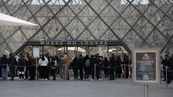 Вход в Лувр в Париже - Sputnik Беларусь