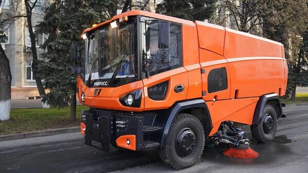 Вакуумная подметально-уборочная машина на самоходном шасси с комплектом навесного оборудования УниРОСС - Sputnik Беларусь