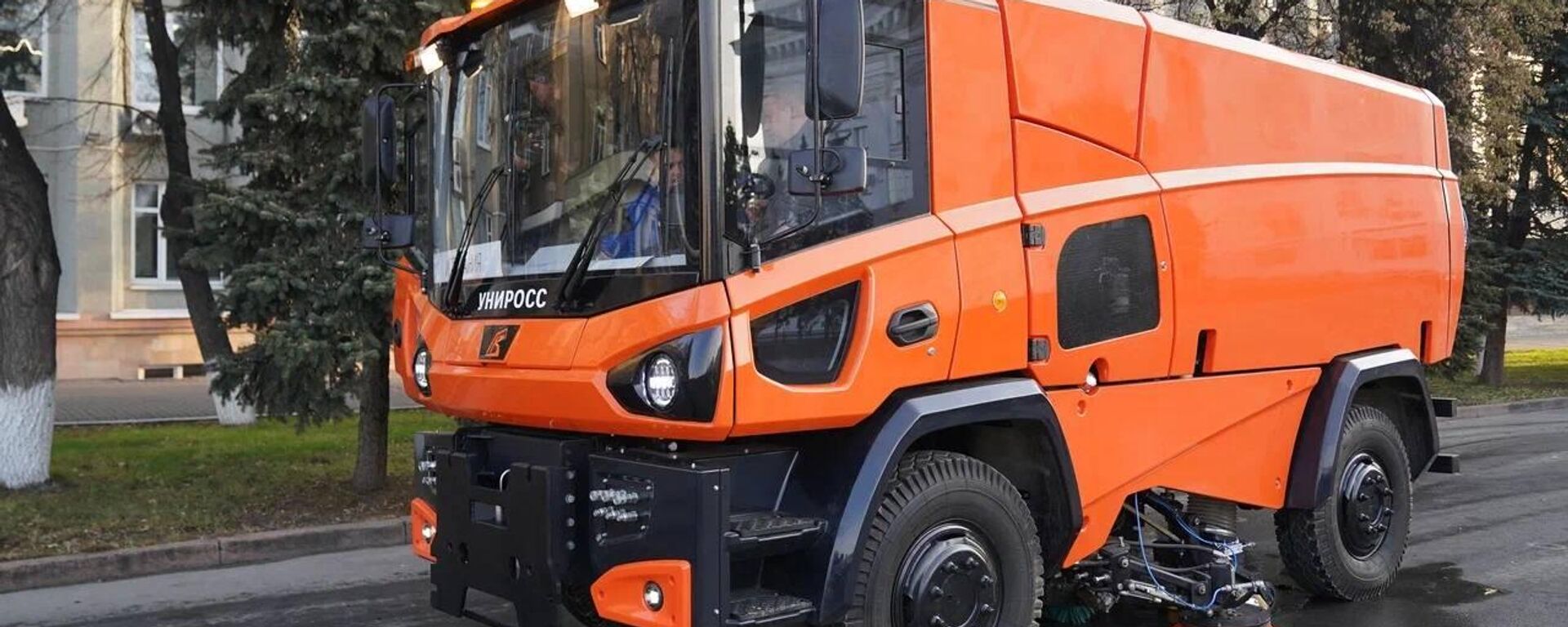 Вакуумная подметально-уборочная машина на самоходном шасси с комплектом навесного оборудования УниРОСС - Sputnik Беларусь, 1920, 31.10.2025