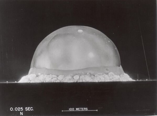 Первое испытание атомной бомбы на основе плутония произошло 16 июля 1945 года на полигоне в Аламогордо в штате Нью-Мексико в рамках проекта "Тринити". Мощность ядерного взрыва составила примерно 21 килотонну.