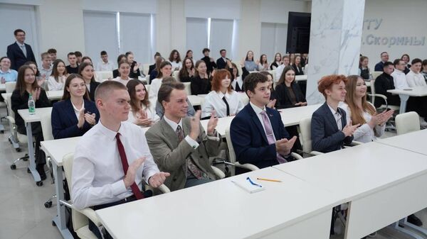 Студенты ГГУ им. Ф. Скорины на встрече с Максимом Решетниковым - Sputnik Беларусь