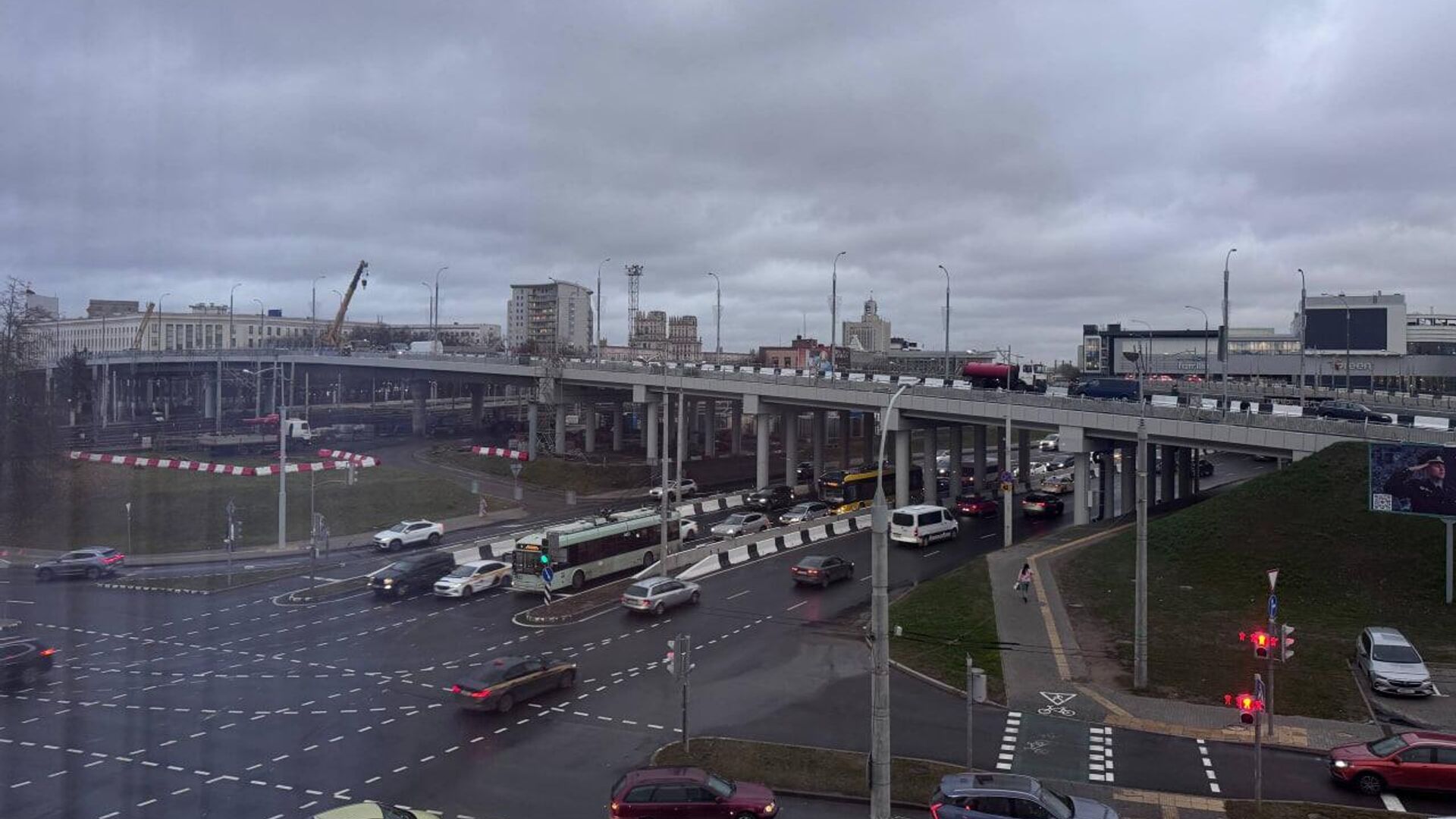 Движение по обновленному путепроводу в центре Минска откроют утром в субботу Движение по обновленному путепроводу в центре Минска откроют утром в субботу