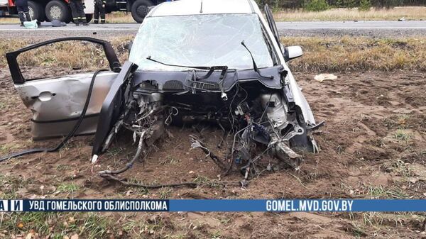 В лобовом столкновении двух авто под Калинковичами погиб один из водителей - Sputnik Беларусь