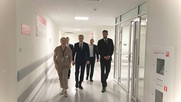 Губернатор Смоленской области посетил Республиканский клинический медцентр управделами президента в Минске. - Sputnik Беларусь