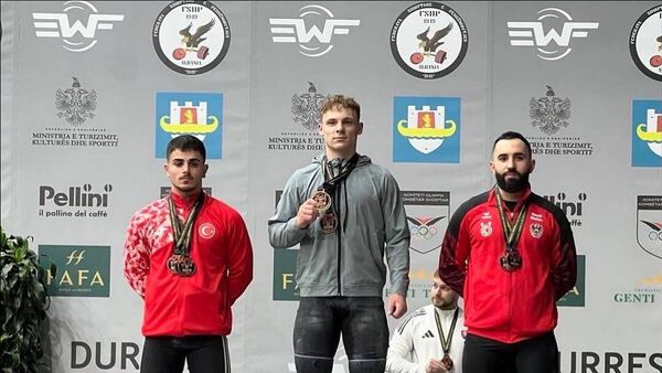 Белорус Андрей Фролов победил на молодежном чемпионате Европы по тяжелой атлетике в Дурресе - Sputnik Беларусь