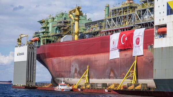 Общий вид первой в Турции плавучей газодобывающей платформы, которая будет введена в эксплуатацию на газовом месторождении Сакарья в 2026 году и будет перерабатывать 10 миллионов кубометров природного газа в сутки - Sputnik Беларусь