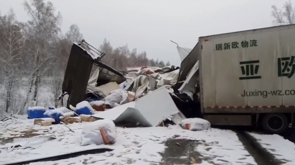 На месте ДТП с участием четырех грузовых машин в Куйтунском районе на федеральной автодороге Р-255 Сибирь - Sputnik Беларусь