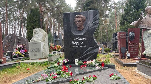 Памятник Змитроку Бядуле на Восточном кладбище в Минске - Sputnik Беларусь