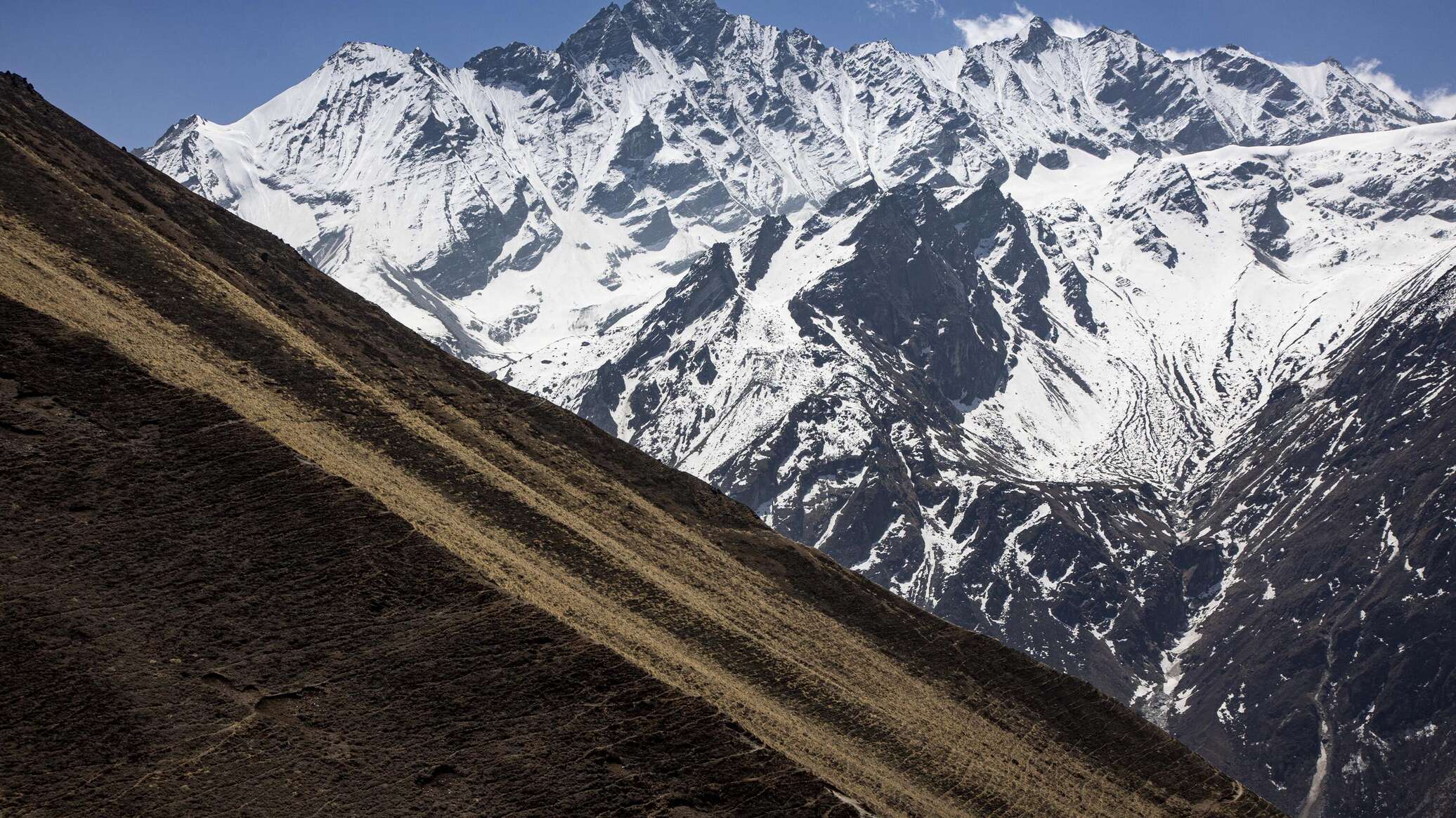 Пятнадцать альпинистов не вышли на связь после схода лавины в Непале Пятнадцать альпинистов не вышли на связь после схода лавины в Непале