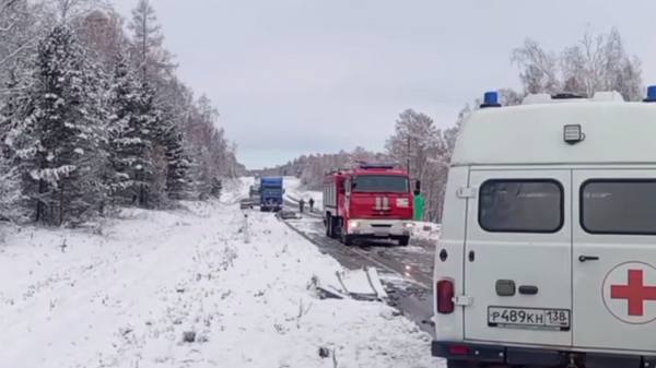 Скорая и пожарная машины на месте ДТП в Иркутской области - Sputnik Беларусь