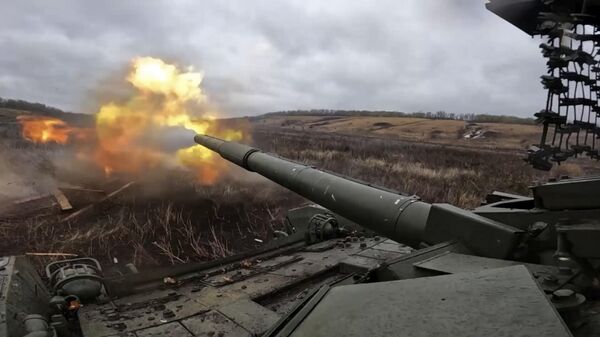 Экипажи Т-72Б3М отрабатывают тактику танкового боя в зоне СВО (видео) - Sputnik Беларусь