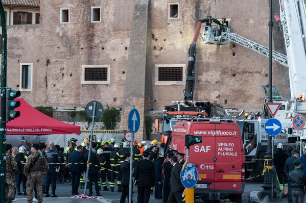В результате обрушения несколько человек оказались под завалами.