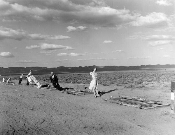 Манекены, якія выкарыстоўваліся падчас ядзерных выпрабаванняў у аперацыі Teapot (&quot;Чайнік&quot;) у Невадзе. Серыя выпрабаванняў прайшла з лютага па май 1955 года. Падчас аперацыі Teapot быў выпрабаваны ядзерны зарад, які меў рэдкую асяродак з урана-233. - Sputnik Беларусь