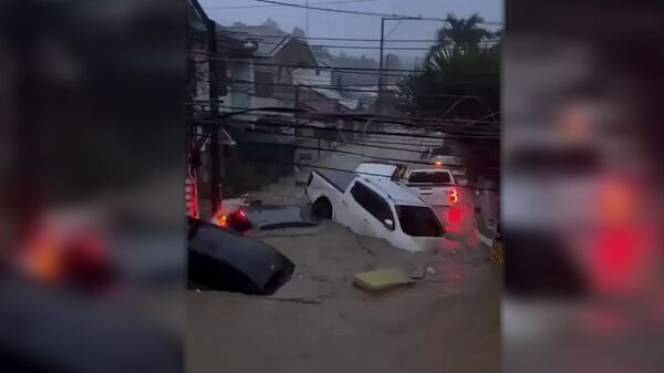 Сильнейшее наводнение на Филиппинах смывает с улиц автомобили (видео) - Sputnik Беларусь