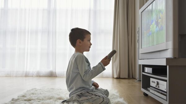 Ребенок смотрит телевизор - Sputnik Беларусь