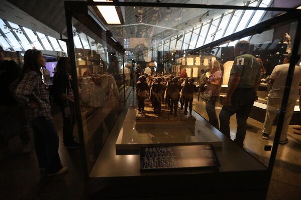 Помимо экспозиционных залов, под крышей музейного комплекса расположились восемь ресторанов, фуд-корт, реставрационные и консервационные лаборатории, сады, 3D-кинотеатр, конференц-центр и другие "коммерческие" помещения.