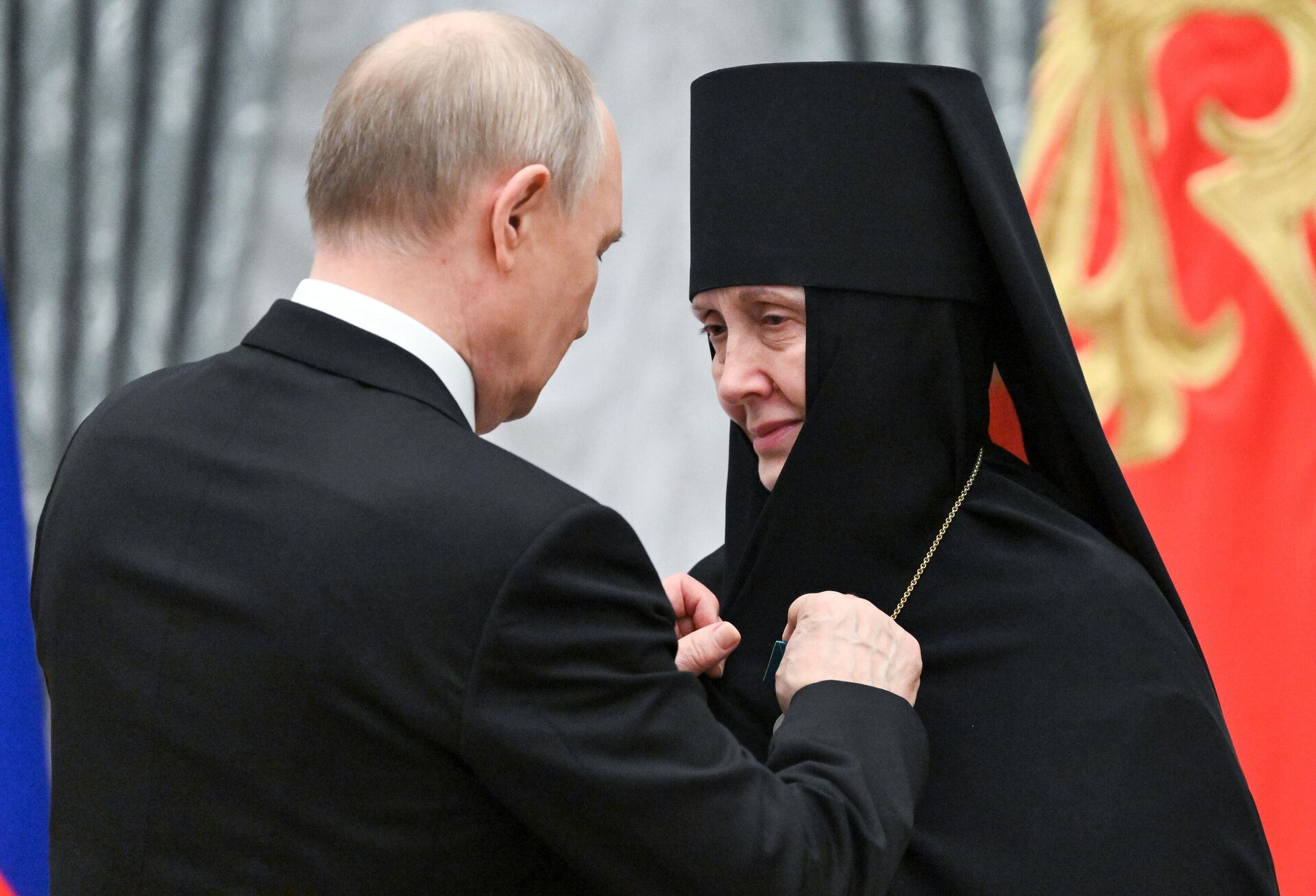 Президент РФ Владимир Путин и настоятельница Свято-Рождество-Богородичного ставропигиального женского монастыря в городе Гродно Белорусского Экзархата Московского Патриархата игуменья Гавриила, награжденная Медалью Пушкина, на церемонии вручения в Екатерининском зале Кремля государственных наград и премий президента РФ за вклад в укрепление единства российской нации - Sputnik Беларусь, 1920, 05.11.2025