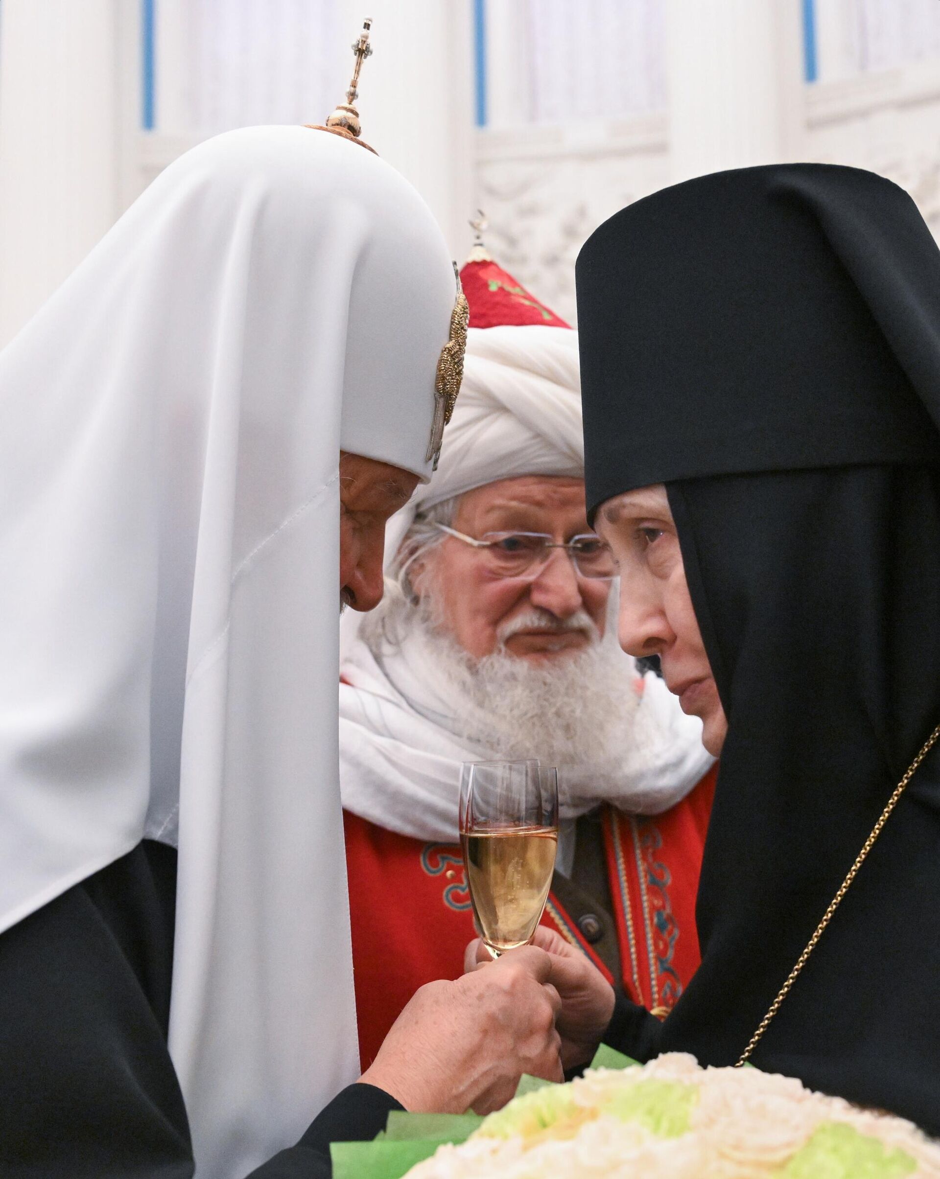 Патриарх Московский и всея Руси Кирилл, председатель Центрального духовного управления мусульман Талгат Таджутдин и настоятельница Свято-Рождество-Богородичного ставропигиального женского монастыря в городе Гродно Белорусского Экзархата Московского Патриархата игуменья Гавриила (слева направо) после церемонии вручения в Екатерининском зале Кремля государственных наград и премий президента РФ за вклад в укрепление единства российской нации - Sputnik Беларусь, 1920, 05.11.2025