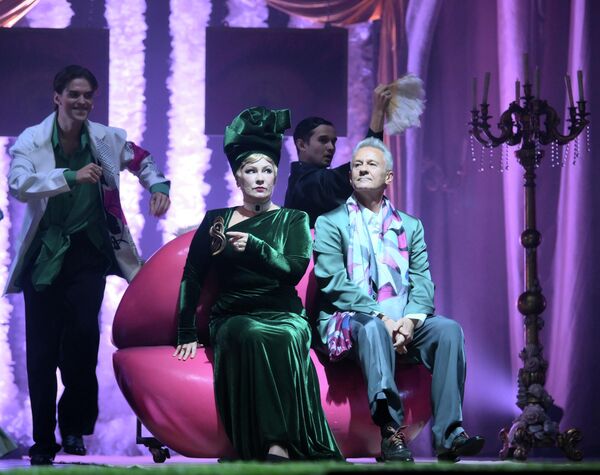 Продолжает выходить на сцену и сам. Его можно увидеть на Основной сцене Театра имени М.Н. Ермоловой в постановках &quot;1900&quot;, &quot;Комната Адлера&quot;, &quot;Новогодний оркестр мечты&quot;, &quot;Олег Меньшиков. Спектакль-интервью&quot;, &quot;Оркестр мечты. Медь&quot; и &quot;Сильва&quot;. На фото: с Ольгой Тумайкиной в сцене из оперетты &quot;Сильва&quot; в Московском драматическом театре имени М.Н. Ермоловой. - Sputnik Беларусь