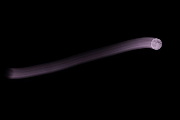 Суперлуние в небе недалеко от Реджо-Эмилии в Роло, Италия.